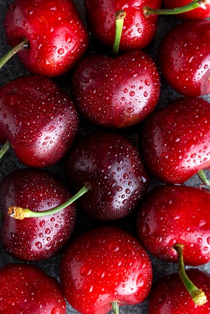 Vue de dessus de délicieux arrangements de cerises