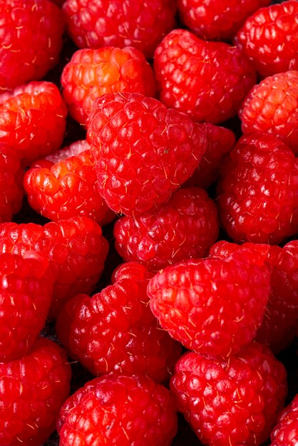 Vue de dessus de délicieux arrangements de framboises