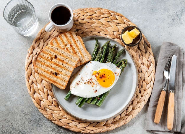 Vue de dessus délicieux assortiment de petit-déjeuner