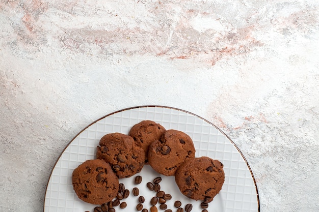 Photo gratuite vue de dessus de délicieux biscuits au chocolat avec des pépites de chocolat sur le bureau blanc biscuit sucre sucré biscuits au gâteau