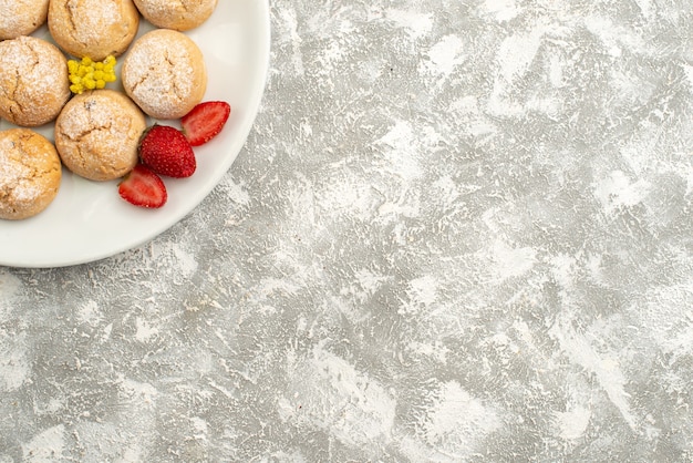 Vue de dessus de délicieux biscuits au sucre à l'intérieur de la plaque sur fond blanc biscuit au sucre biscuit sucré gâteau thé