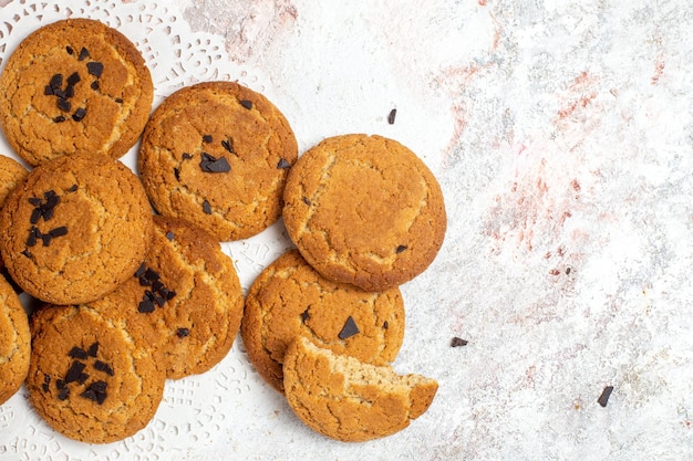 Vue de dessus de délicieux biscuits au sucre sur une surface blanche