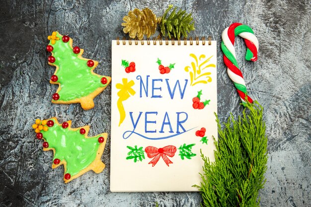 Vue de dessus de délicieux biscuits aux arbres avec note de nouvel an