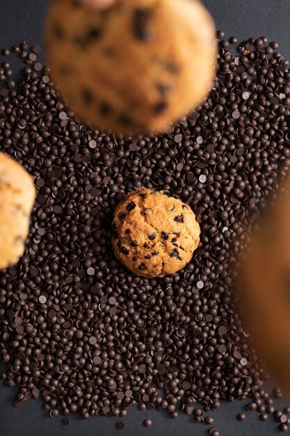 Vue de dessus de délicieux biscuits aux pépites de chocolat