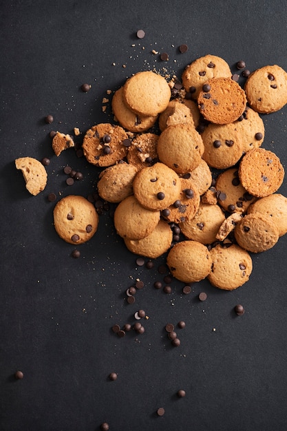 Photo gratuite vue de dessus de délicieux biscuits aux pépites de chocolat
