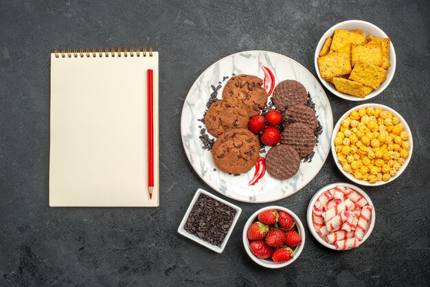 Vue de dessus de délicieux biscuits choco avec des collations