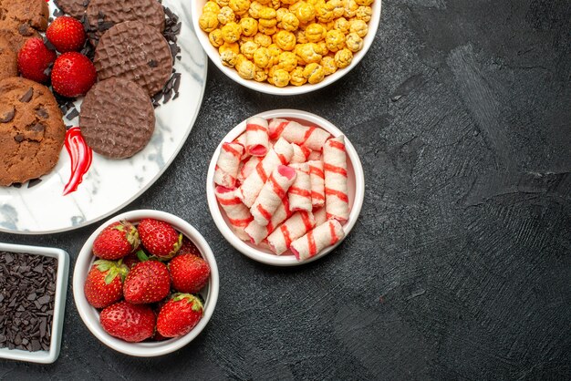 Vue de dessus de délicieux biscuits choco avec des collations