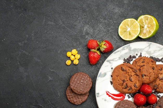 Vue de dessus de délicieux biscuits choco pour le thé sur le fond sombre thé biscuit sucré sucre