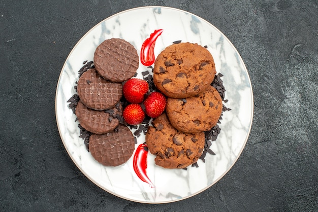 Vue de dessus de délicieux biscuits choco pour le thé à l'intérieur de la plaque