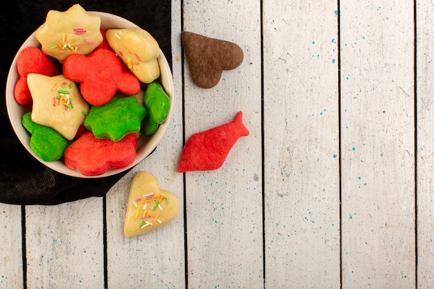 Vue De Dessus De Délicieux Biscuits Colorés Différents Formés à L'intérieur De La Plaque Sur La Surface Grise Biscuit Biscuit Sucre Sucré