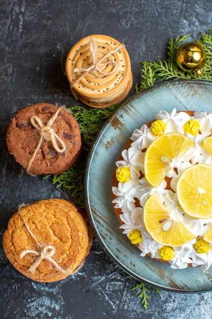 Vue de dessus de délicieux biscuits avec un délicieux gâteau