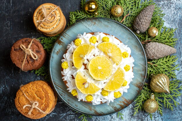 Vue de dessus de délicieux biscuits avec un délicieux gâteau