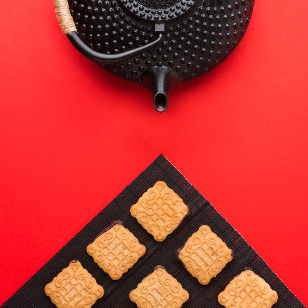 Vue de dessus délicieux biscuits maison avec théière