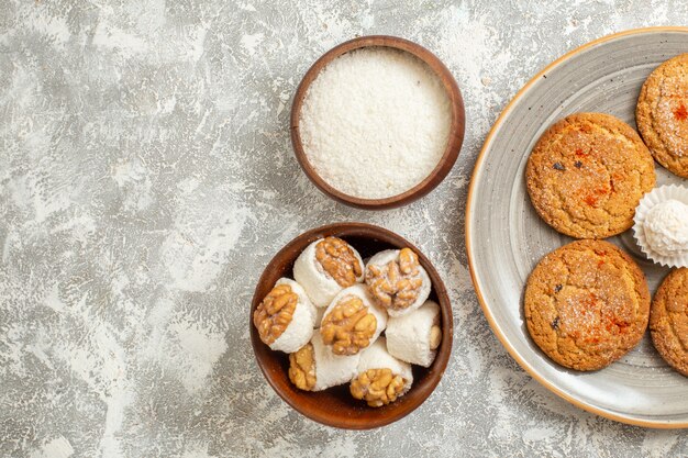 Vue de dessus délicieux biscuits de sable avec des bonbons sur fond blanc