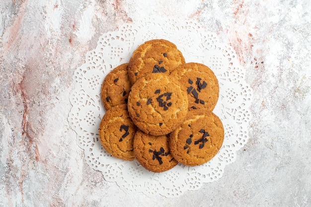 Vue de dessus de délicieux biscuits de sable bonbons parfaits pour une tasse de thé sur une surface blanche