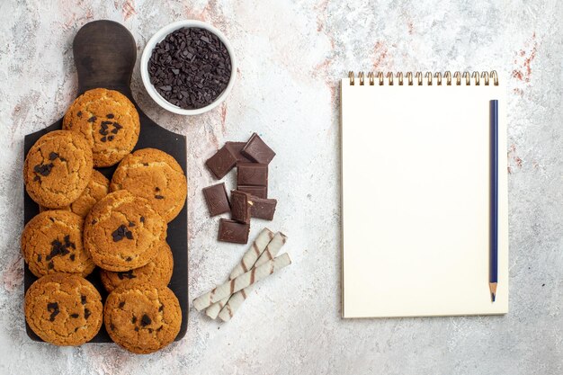 Vue de dessus de délicieux biscuits de sable bonbons parfaits pour une tasse de thé sur une surface blanche