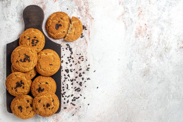 Vue de dessus de délicieux biscuits de sable bonbons parfaits pour le thé sur une surface blanche