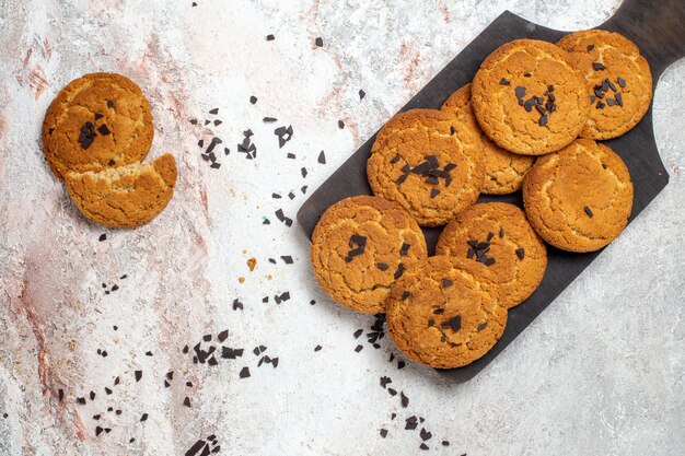 Vue de dessus de délicieux biscuits de sable bonbons parfaits pour le thé sur une surface blanche