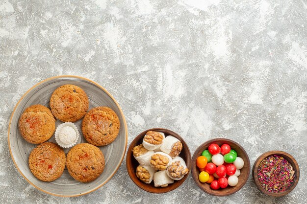 Vue de dessus délicieux biscuits de sable à l'intérieur de la plaque sur fond blanc