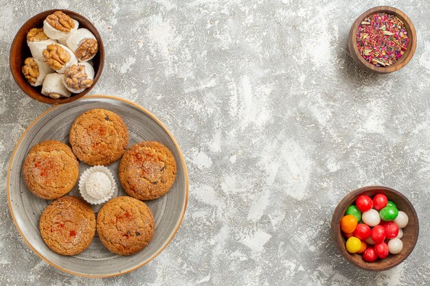 Vue de dessus délicieux biscuits de sable à l'intérieur de la plaque sur fond blanc