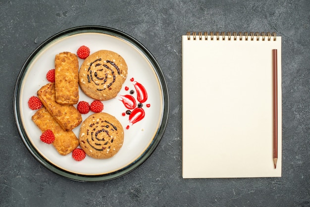 Vue de dessus délicieux biscuits sucrés sur fond gris biscuit gâteau au sucre sucré biscuit thé