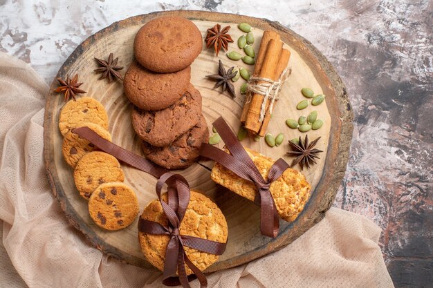 Vue de dessus de délicieux biscuits sucrés sur la table lumineuse