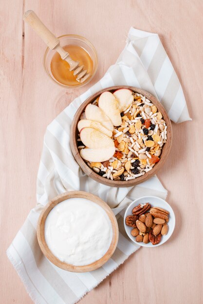 Vue de dessus délicieux bol de petit déjeuner sur la table