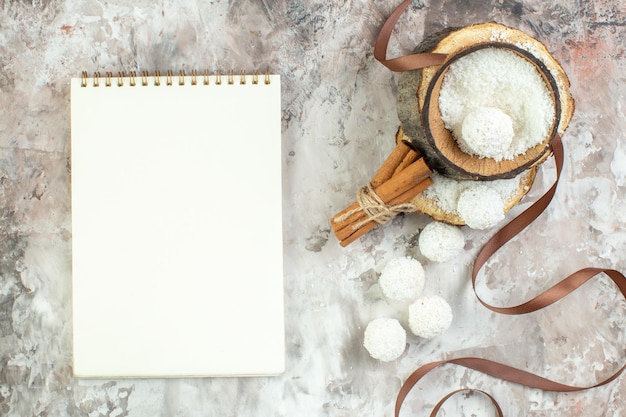 Photo gratuite vue de dessus de délicieux bonbons à la noix de coco sur fond clair couleur goodie gâteau sucré vacances sucre saint valentin couple cadeau amour