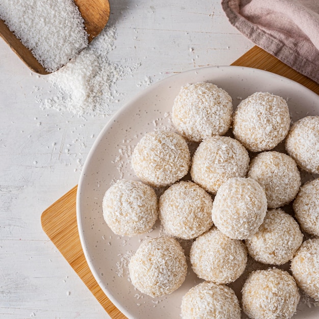 Vue de dessus de délicieux bonbons à la noix de coco