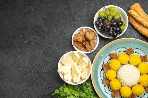 Vue De Dessus De Délicieux Bonbons Sucrés Avec Du Fromage Blanc Et Des Raisins Sur Une Surface Sombre Aux Fruits Bonbons Au Thé Bonbon Sucré Sucré