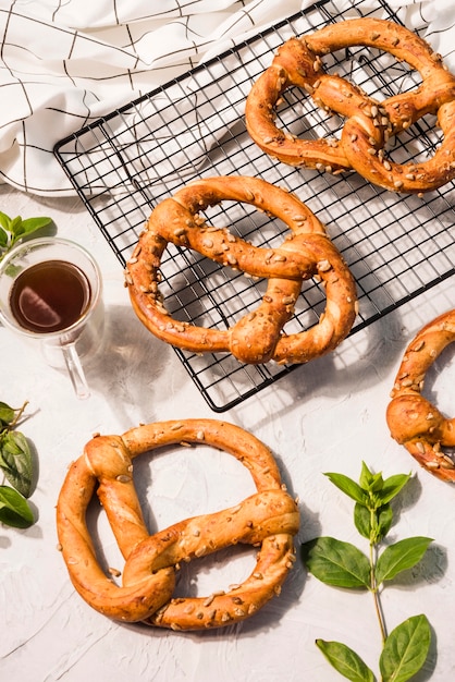 Vue de dessus de délicieux bretzels sur la table