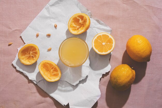 Vue de dessus de délicieux citrons et jus