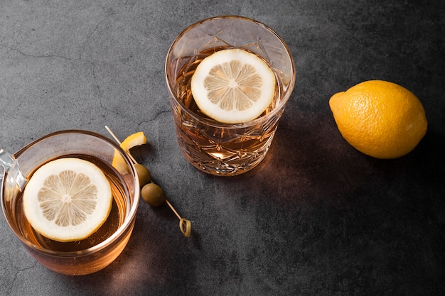 Photo gratuite vue de dessus de délicieux cocktails alcoolisés