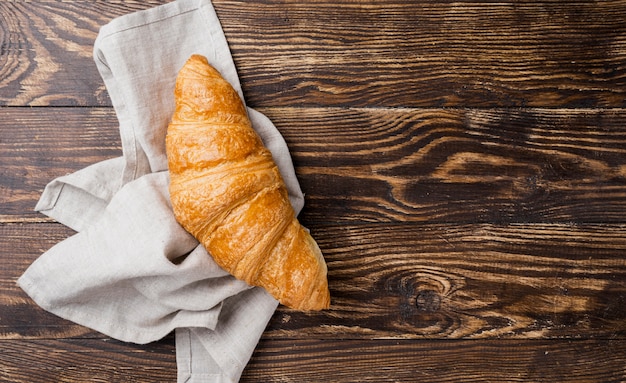 Vue de dessus délicieux croissant sur tissu