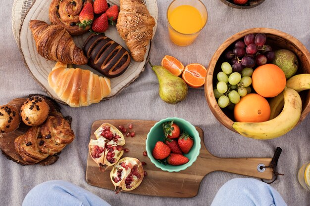 Vue de dessus de délicieux croissants et fruits