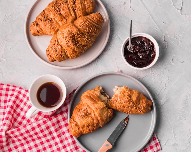 Vue de dessus de délicieux croissants prêts à être servis