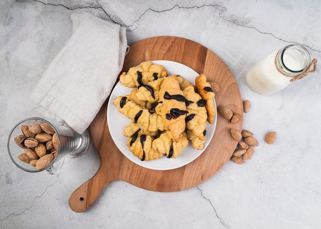 Photo gratuite vue de dessus de délicieux croissants sur la table