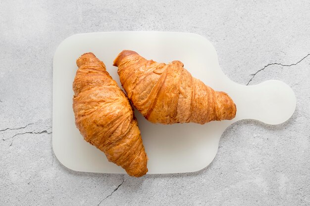 Vue de dessus de délicieux croissants