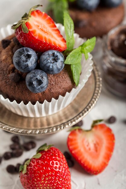 Vue de dessus de délicieux cupcakes aux fraises