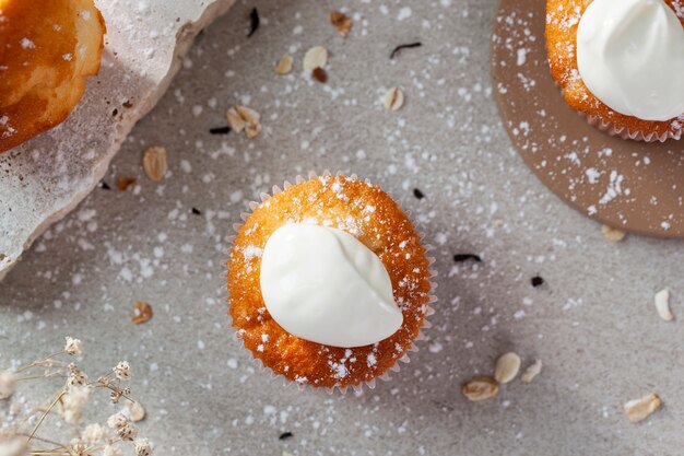 Vue de dessus de délicieux cupcakes avec garnitures