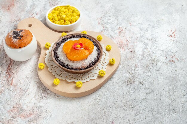 Vue de dessus de délicieux dessert au chocolat avec des mandarines tranchées sur un espace blanc