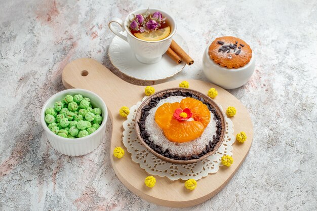 Vue de dessus délicieux dessert au chocolat avec une tasse de thé sur fond blanc crème biscuit gâteau dessert aux fruits