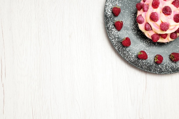 Vue de dessus délicieux dessert à la crème de gâteau aux fruits avec des framboises sur fond blanc tarte au gâteau aux biscuits dessert à la crème sucrée