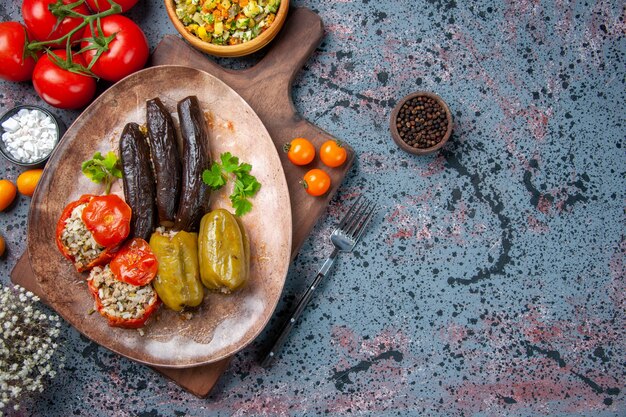 Vue de dessus délicieux dolma de légumes avec salade et tomates, nourriture santé dîner plat couleur cuisine repas