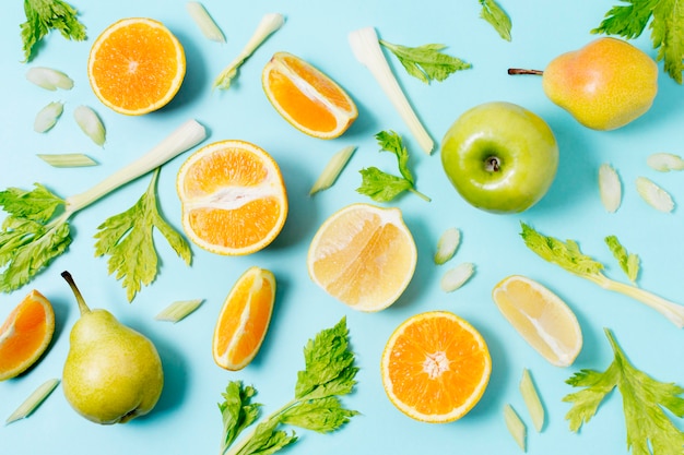 Vue de dessus délicieux ensemble de fruits sur la table