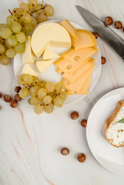 Vue de dessus délicieux fromage aux raisins