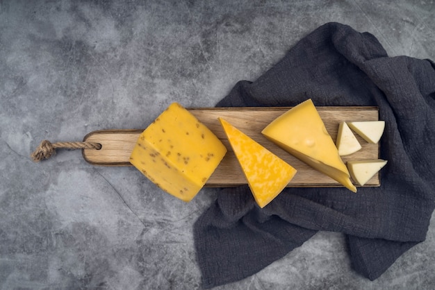 Vue de dessus délicieux fromage traditionnel sur la table