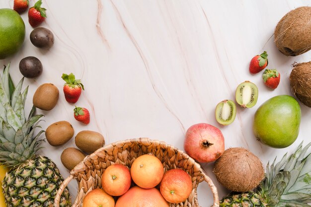 Vue de dessus de délicieux fruits avec espace copie