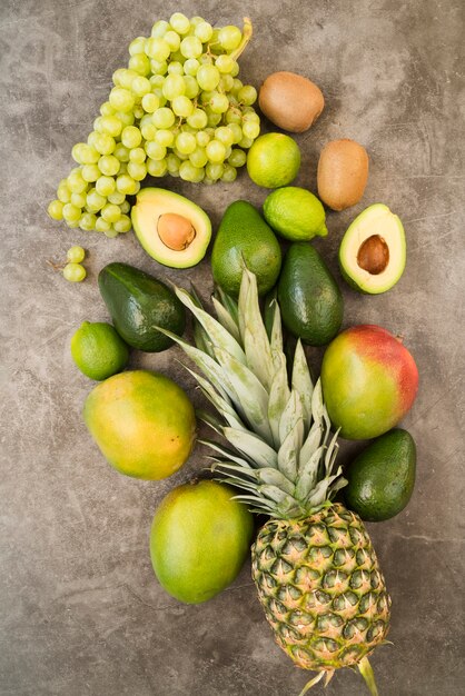 Vue de dessus de délicieux fruits exotiques sur la table