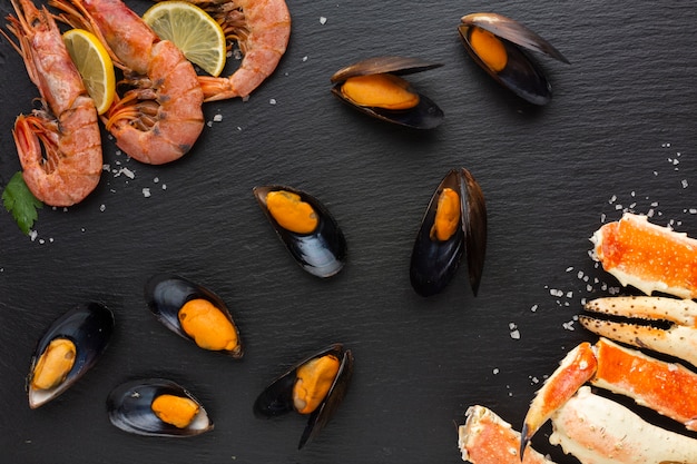 Photo gratuite vue de dessus de délicieux fruits de mer sur la table